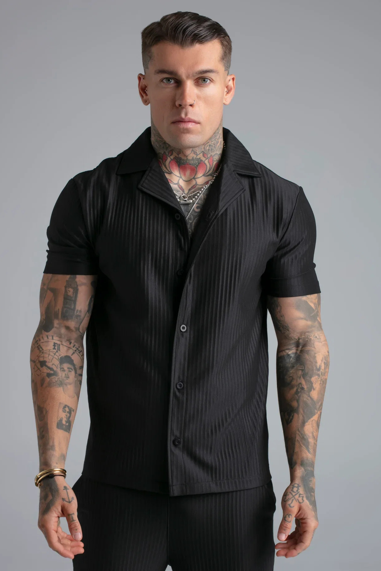 Camisa em Tecido Plissado de Manga Curta Preta SikSilk