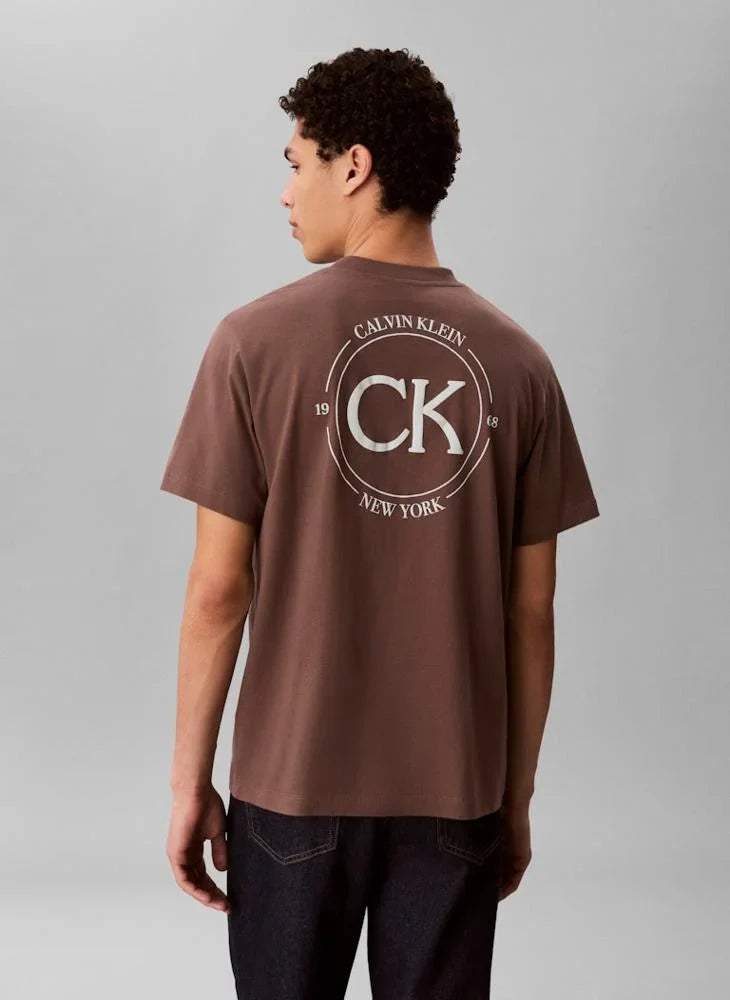 T-shirt Castanha Calvin Klein SS26