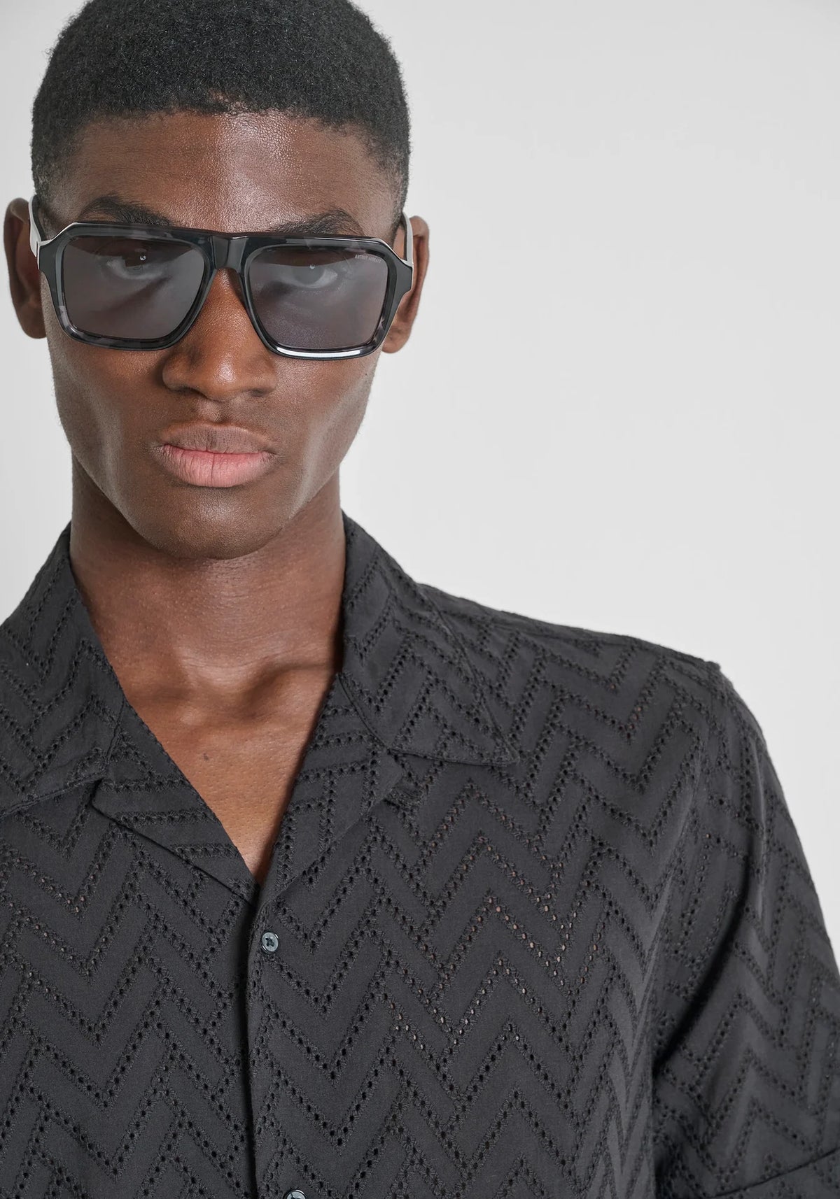 Camisa com Bordado de Manga Curta Preta Antony Morato