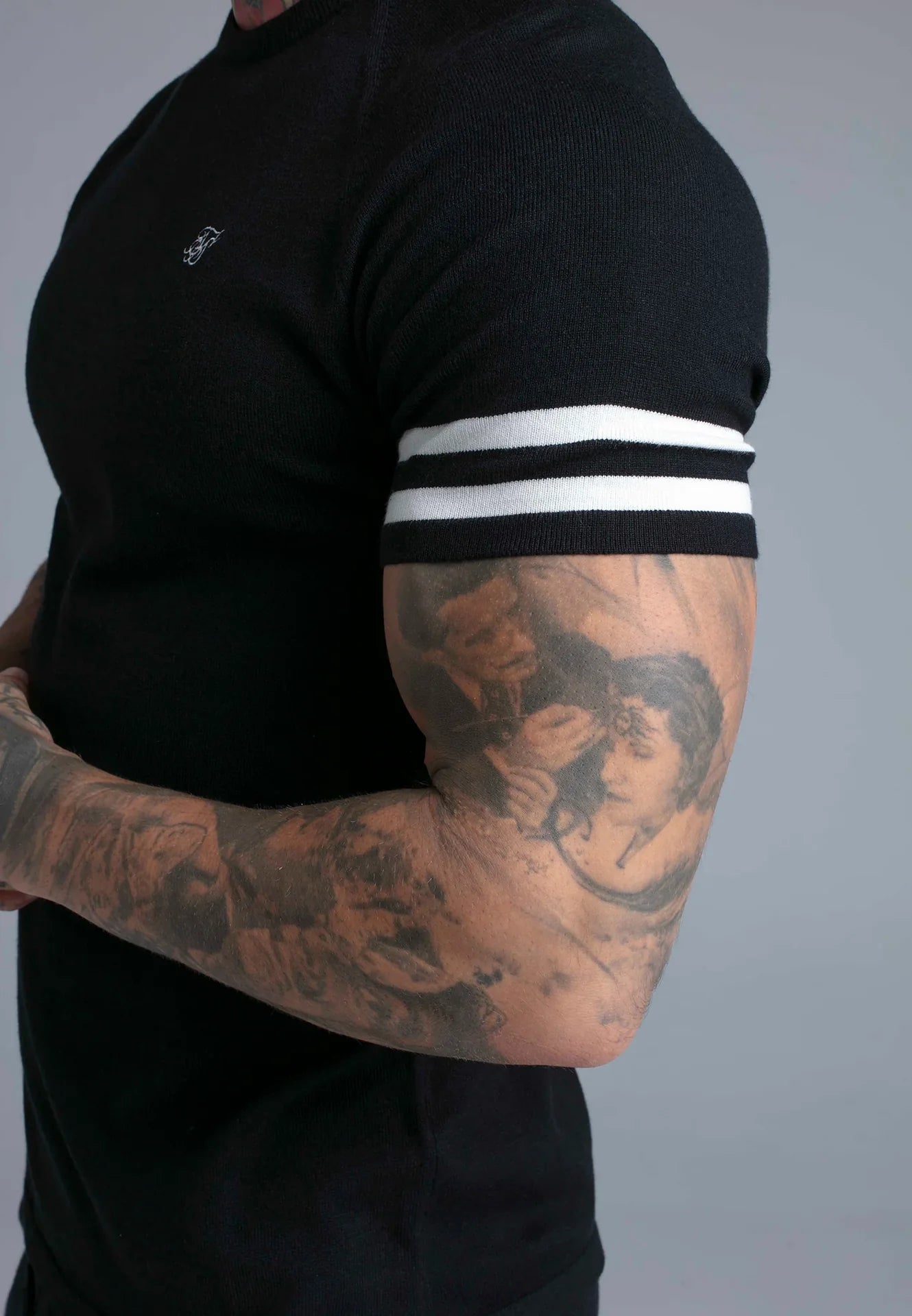 T-shirt Preta com Detalhes em Branco