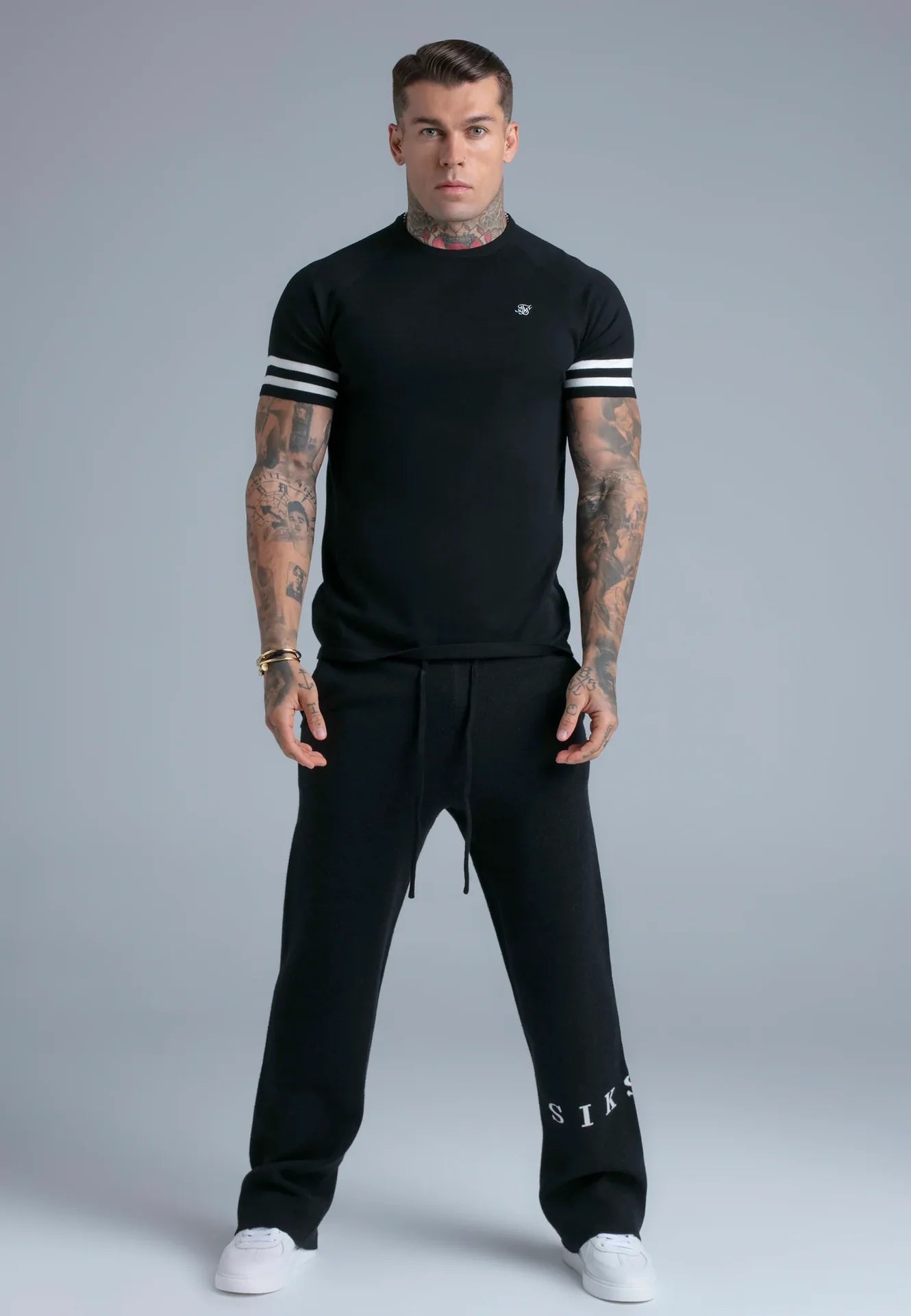 T-shirt Preta com Detalhes em Branco